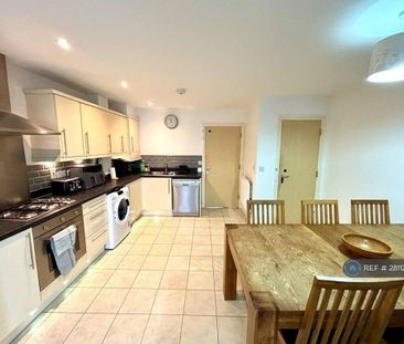 4 bedroom semi-detached house to rent - Photo 3