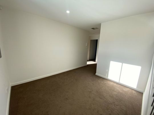 Modern Top Floor 3 Bedroom Apartment with Views - Photo 1