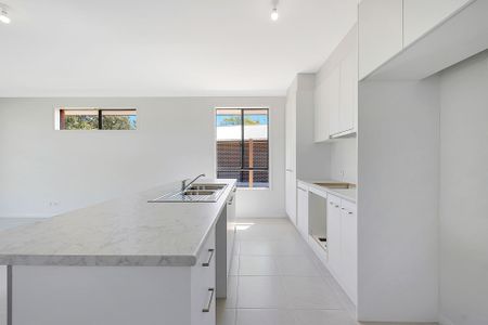 Near New Modern Living &vert; Walking Distance Elizabeth Shopping Centre - Photo 4