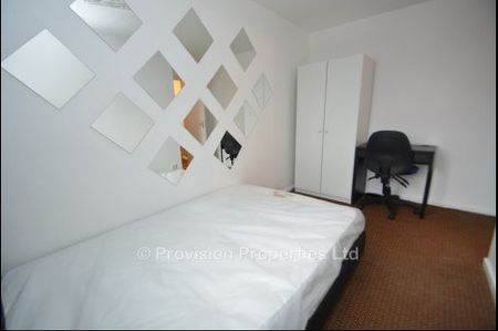 3 Bedroom Student Properties Leeds - Photo 2