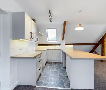 Two bed flat to rent in Market Street, Launceston, PL15 - Photo 3