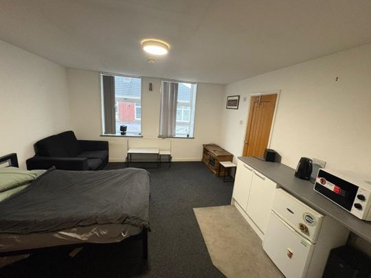 1 bed Studio - To Let - Photo 1