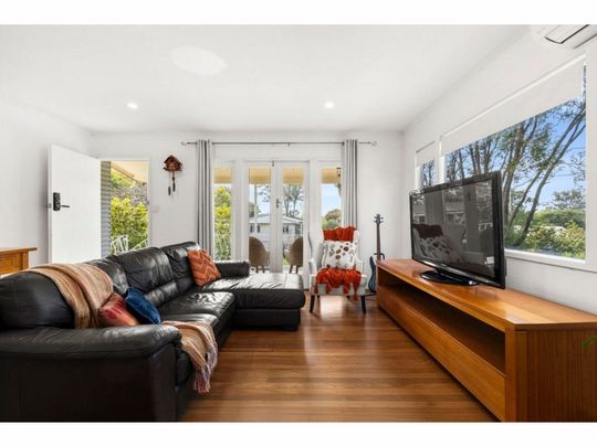 Charmingly Renovated High-Set - Photo 1