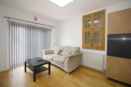 1 bedroom in a house share to rent - Photo 4