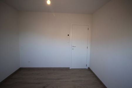 Energiezuinige nieuwbouwwoning met 3 slaapkamers, terras, 2 ondergrondse autostaanplaatsen en kelderberging. - Photo 3