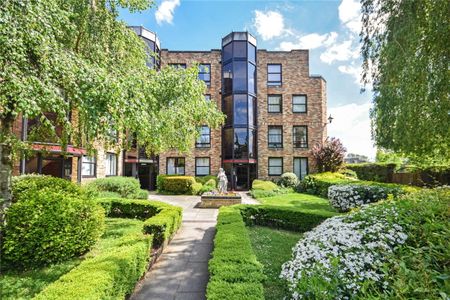 Well presented 1 bedroom ground floor apartment situated within walking distance of the City centre and local amenities. Communal landscaped gardens. Residents parking. Furnished. - Photo 3