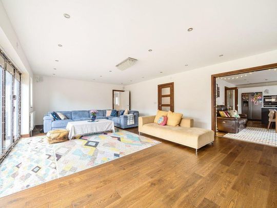 5 bedroom detached bungalow to rent - Photo 1