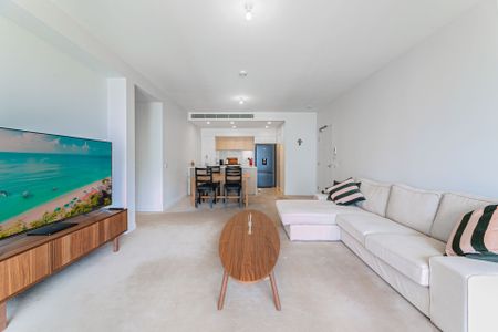 Corner Postioned 2 Bedroom Apartment in Putney Hill - Photo 2