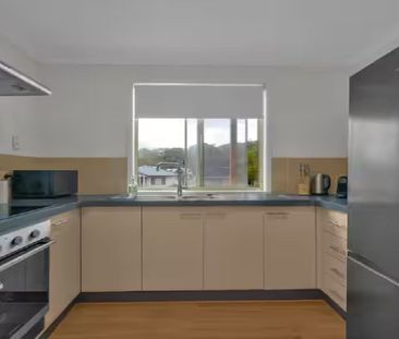 Stylish Ground-Floor Coastal Retreat – Walk to Copacabana Beach - Photo 2