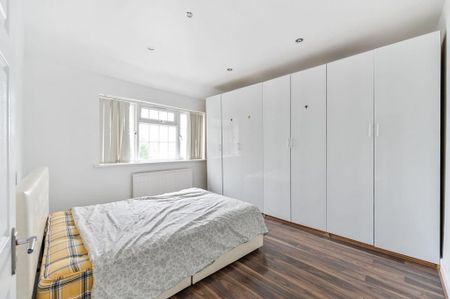 4 bedroom semi-detached house to rent - Photo 5