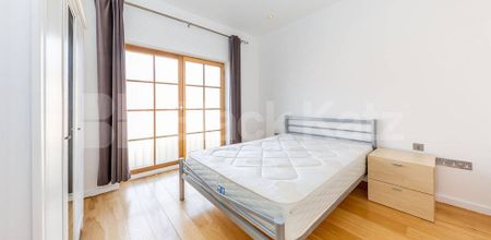 Stunning two bedroom with great space located in a great area - Photo 5