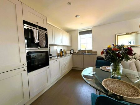 A stylish apartment presented to a very high specification throughout. - Photo 3