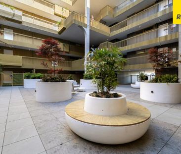 'Boulevard' Retro Resort-Style Living - Loft style 1 bedroom apartment - Photo 4