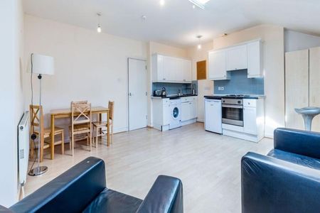 Located in Central Hackney a top floor 2 bedroom close to amenities - Photo 3