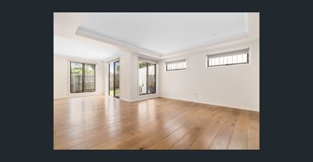 *** Near NEW - 3 Bdrm 2 Bath - FHS Zone - Modern Stylish Townhouse - Low Maintenance Gardens - Photo 2