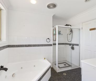 Freshly Renovated Four Bedroom Home With Study And Solar - Photo 6