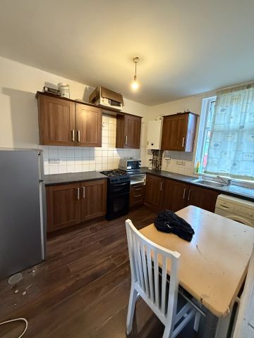2 Bed Flat, Marley Place, LS11 - Photo 2