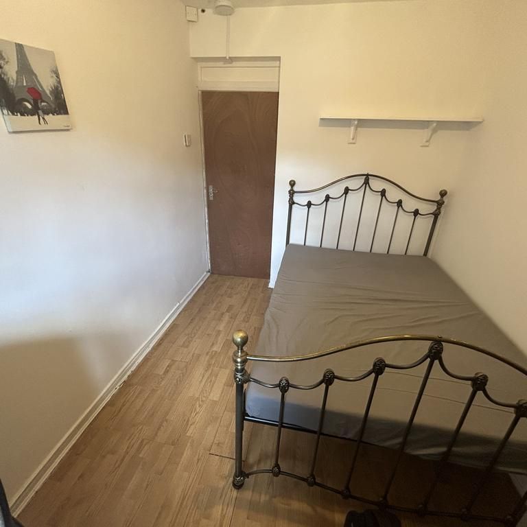 1 bedroom in a flat share to rent - Photo 1
