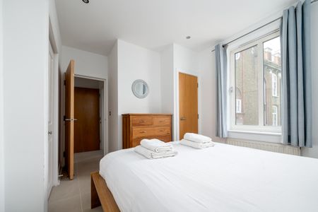 261 Hoxton Street - Photo 2