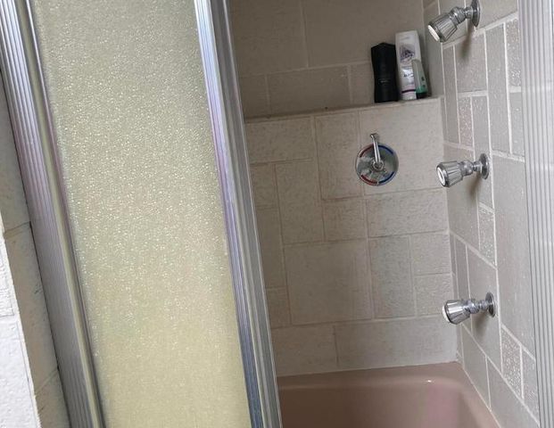 1 helles Zimmer 25 qm OG 450 Euro/mtl warm teilmöbliert ab sofort - Photo 1