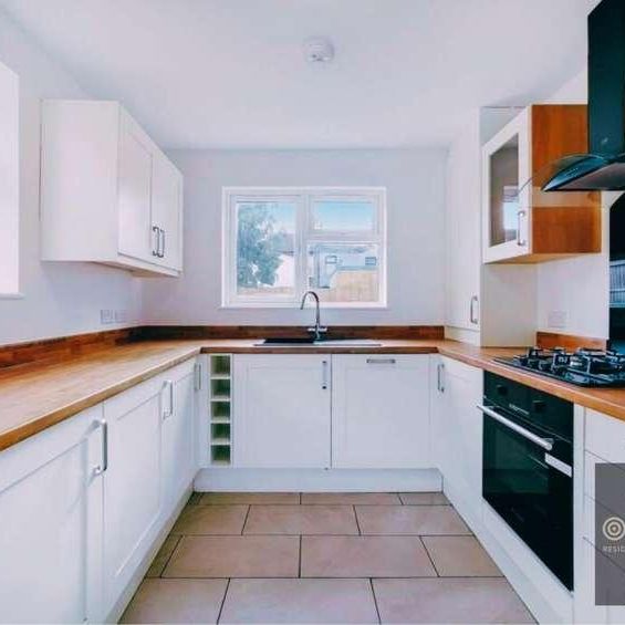 Coleridge Avenue, Newham, E12 - Photo 1