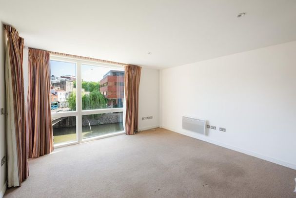 2 Bed Flat - Photo 1