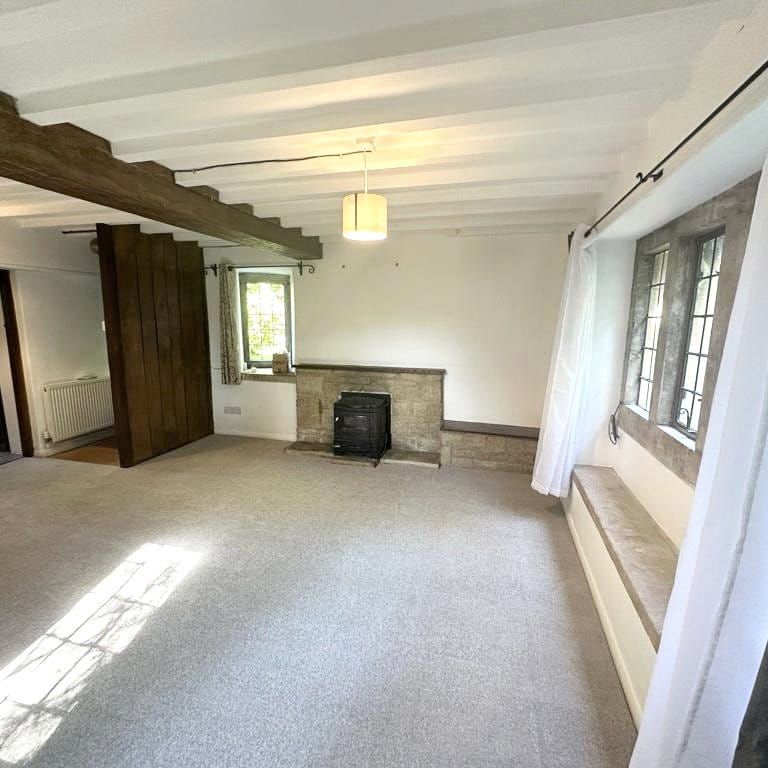 A refurbished Grade II listed period cottage in this desirable village, built in 1914 by the renowned Arts and Crafts architect Ernest Gimson. - Photo 1