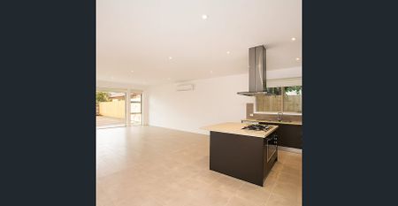 Seaside Town Residence - Photo 4