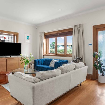 3 Bedrooms Petone - Photo 3
