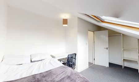 Spacious 5-Bedroom Student House with Modern Amenities - Photo 3
