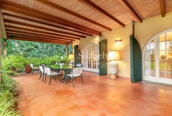 Elegante villa con giardino a due passi dal mare