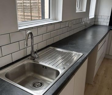 2 bedroom end of terrace house to rent - Photo 2