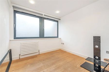 2 bedroom flat in Kentish Town - Photo 3