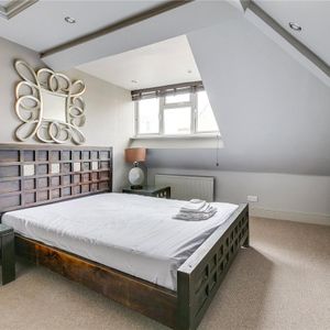 2 bedroom flat in Earls Court - Photo 2