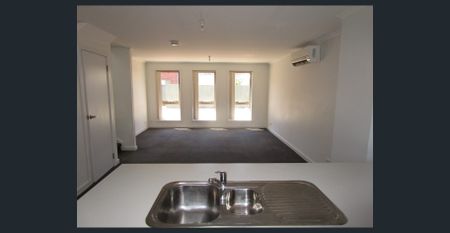 3 BR HOME WITH AIR-CON, BUILT-INS AND YARD, SO CLOSE TO EVERYTHING!! - Photo 4