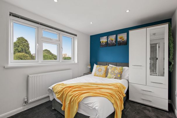 Western Avenue Room 2 - Photo 1