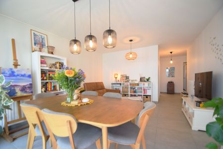 Modern appartement met 2 slaapkamers en ruim zuidgericht terras in hartje Ieper - Photo 2
