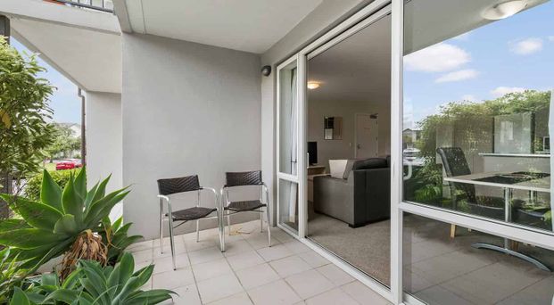 Upmarket 1 Bed by Botany - Fully Furnished, Pool - Photo 1