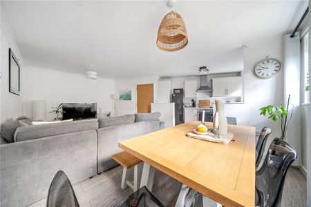 A delightful apartment positioned in a sought-after location. - Photo 5