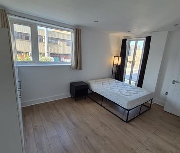 2 Bed Flat, Deptford Bridge, SE8 - Photo 5