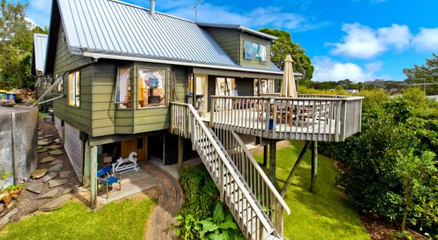 Sun-Drenched Spacious Family Home! - Photo 1