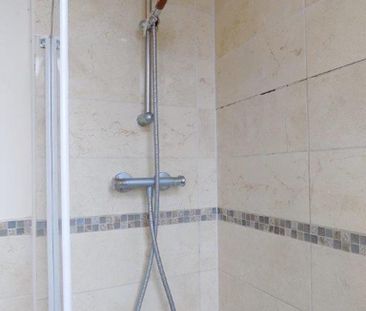 3 bedroom flat to rent - Photo 2