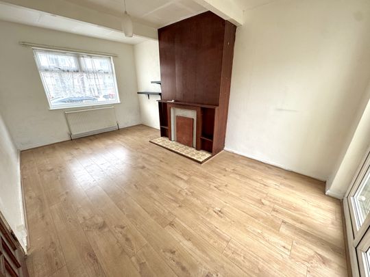 Longridge Lane, Greater London, UB1 - Photo 1