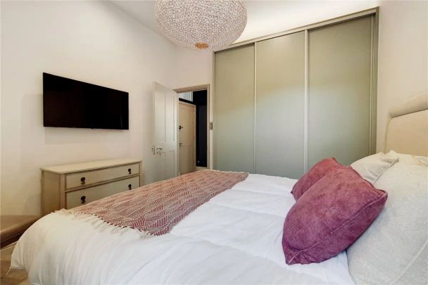 2 bedroom flat in London - Photo 1