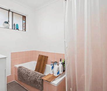 3 Bedroom and 1 Bathroom House for Rent in Huntfield Heights - Photo 3