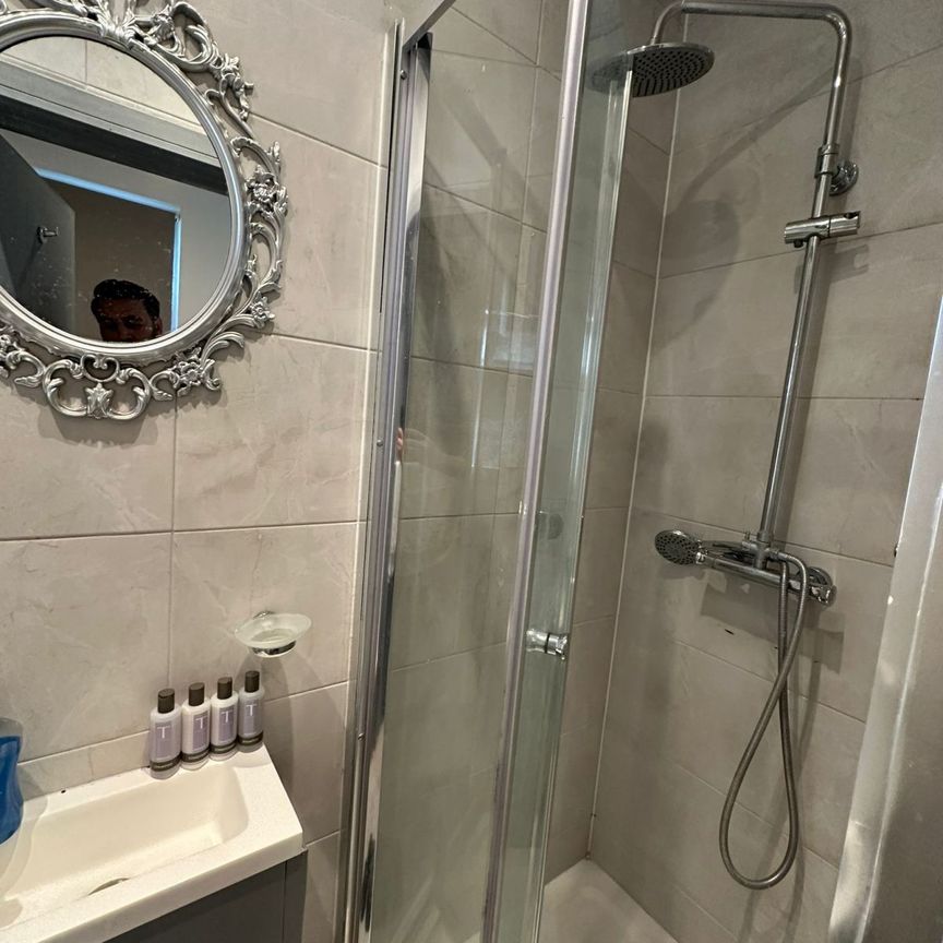 Ground Floor self contained studio flat ideal for couple- 1200 pcm inclusive - Photo 1