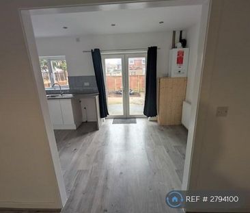 3 bedroom semi-detached house to rent - Photo 5