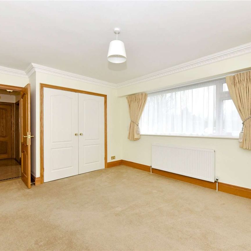 A spacious and well presented 3 bedroom detached bungalow in a popular cul-de-sac. - Photo 1