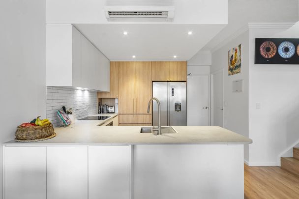 Contemporary Tri Level Townhouse in a Premium Locale - Photo 1