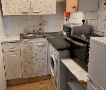 studio flat with seperate kitchen - £1200 pcm - Photo 4